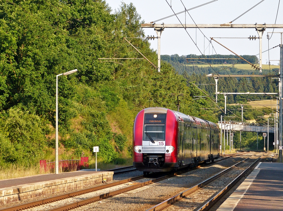 . Licht und Schatten - Der Bahnhof von Wilwerwiltz liegt am Abend des 16.07.2015 schon teilweise im Schatten, als die Computermaus Z 2215 als RE 3818 Luxembourg - Troisvierges dort einfhrt. (Hans)