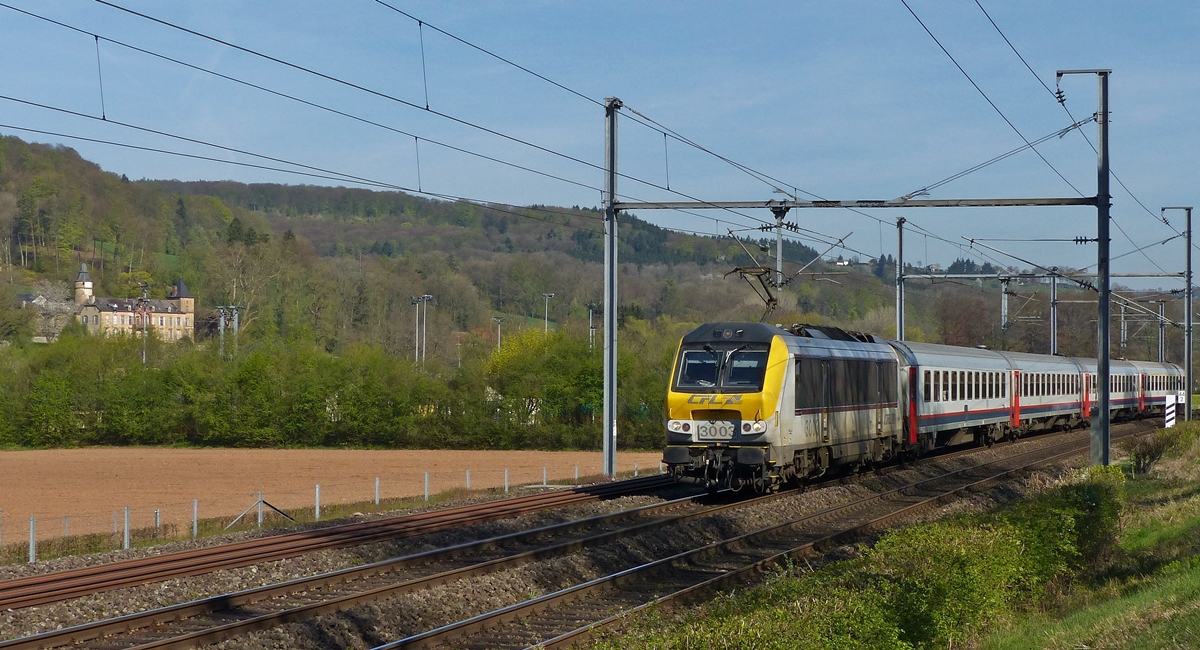 . Licht- und Schattenspiel in Schieren - Die 3003 zieht am 21.04.2015 den IC 108 Liers - Luxembourg durch die Ortschaft Schieren vorbei am Chteau de Birtrange. (Jeanny) 