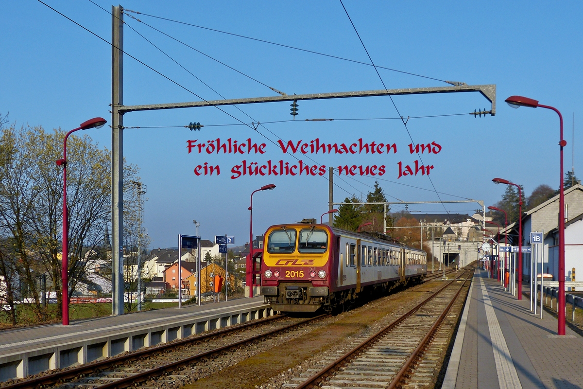 . Mit diesem Bild mchten wir allen Usern von Hellertal.startbilder Frhliche Weinachten und ein glckliches Jahr 2015 wnschen. Zudem mchten wir uns beim Webmaster von Hellertal.startbilder bedanken fr diese tolle und interessante Bahnseite. Es macht groen Spa die Bilder hier zu zeigen, denn fr eine gute Portion Humor ist immer bestens gesorgt.

Das Bild zeigt den Z 2015 am 14.03.2014 im Bahnhof von Wiltz. (Hans)  