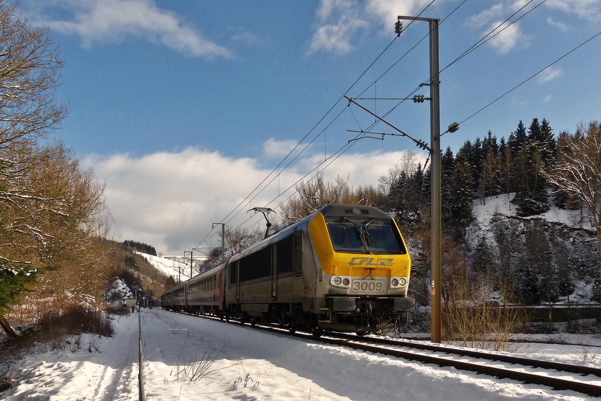 . Mit einem defekten Spitzenlicht zieht die 3009 den IC 115 Luxembourg - Liers am 04.02.2015 ber das eingleisige Teilstck der Nordstrecke zwischen Maulusmhle und Troisvierges. (Jeanny)