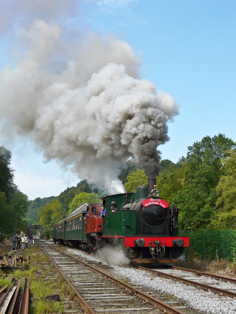 . Mit vereinten Krften ziehen die Dampfloks Tubize 2069  Helena  des Vereins Stoomtrein Dendermonde-Puurs und die Tkh 5387 des Clubs Stoomcentrum Maldegem am 14.08.10 den Museumszug von Dorinne-Durnal nach Spontin auf der belgischen Museumsstrecke  Le Chemin de Fer du Bocq . (Jeanny)