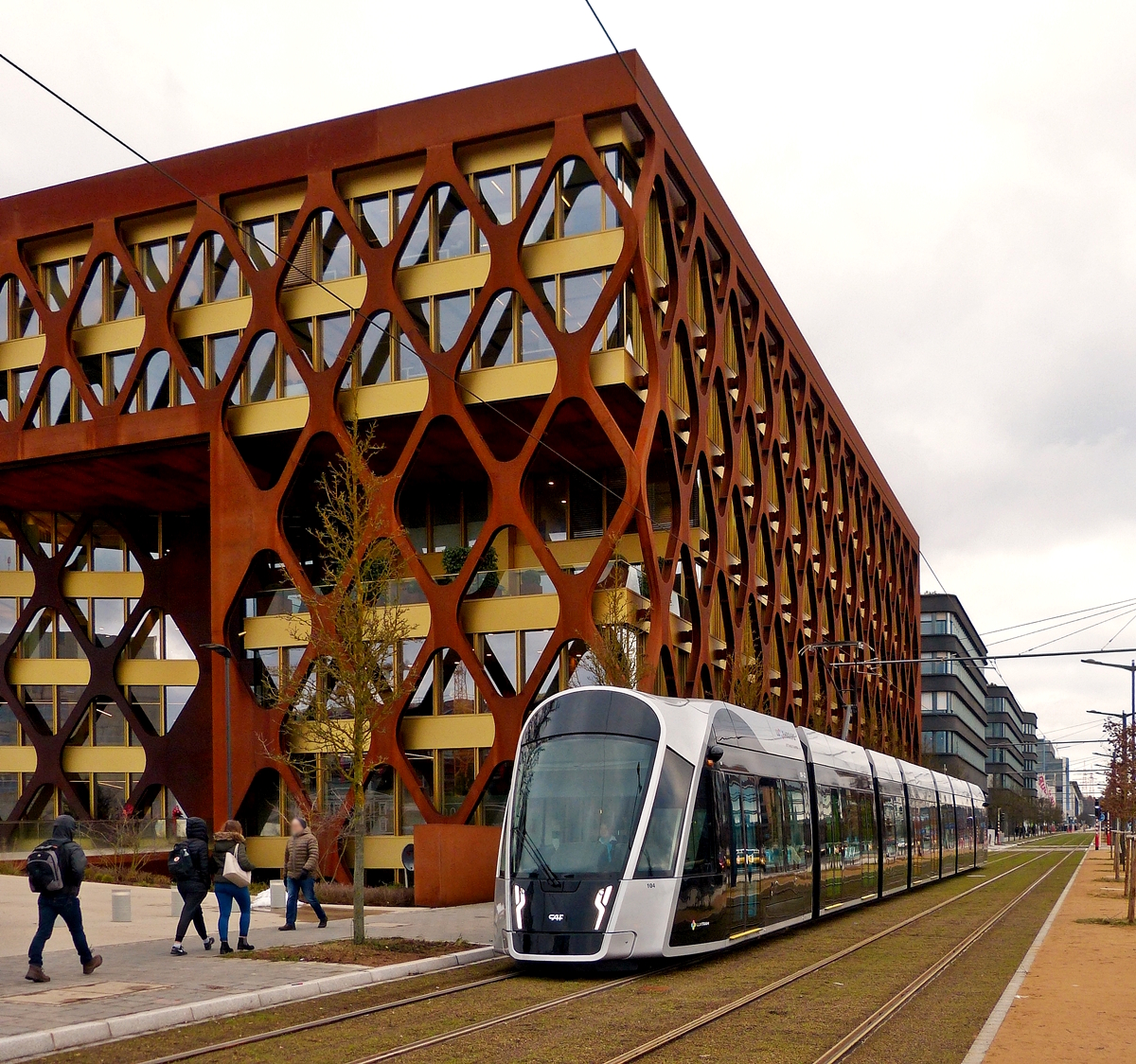 . Moderne Tram vor moderner Architektur in der Stadt Luxemburg - Die Tram fgt sich optisch perfekt in die Stadt ein: Auf dem Kirchberg-Plateau fhrt die Tram auf ihrer gesamten Strecke auf begrnten Gleisen und verschnert somit das Stadtbild. 12.12.2017 (Hans)