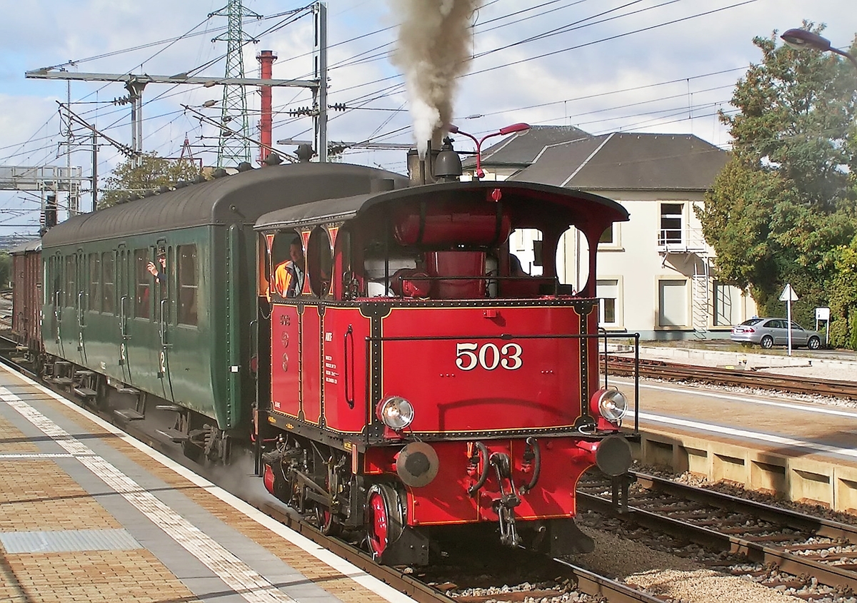 . Nachdem die Stehkesseldampflok Cockerill 503 der Museumsbahn  Train 1900  den ganzen Bahnhof von Rodange in Dampf gehllt hatte, setzte sie sich in Richtung Ptange in Bewegung. Die Cockerill 503 beteiligte sich am 19.09.2004 am Bahnfest  Piteng am Damp  in dem sie Pendelfahrten zwischen Ptange und Rodange absolvierte. (Hans)

Die Cockerill 503 trgt den schnen Namen Jeanne und ist seit 1998 bei der Museumsbahn  Train 1900 .

Diese kleine Zweikuppler-Lok ist ein seltenes Unikum mit ihrem Stehkessel und der Dampfbremse. Gebaut wurde sie in Belgien bei der Fabrik John Cockerill, der ersten Fabrik, die (1835) auf dem europischen Kontinent Dampflokomotiven baute, und die bekannt war fr ihre Stehkessel-Konstruktionen.

Es wurden fnf Serien mit einer Gesamtzahl von 900 Lokomotiven diesen Typs gebaut. Diese zierlichen, aber leistungsfhigen Stehkesselloks  waren ideale Werkrangierlokomotiven, welche dank kurzem Achsenstand auch bei sehr engen Kurvenradien bis 15 m Halbmesser und starke Steigungen problemlos eingesetzt werden konnten.

Die Technischen Daten der Cockerill Stehkessellok:

Erbauer: John Cockerill
Baujahr: 1920
Typ: IVR Origine
Dienstgewicht: 	~ 15 Tonnen
Lnge ber Puffer: ~ 5 000 mm
Hchstgeschwindigkeit: 20 km/h
Leistung: 115 PS
Rostflche: 1,0 m
Triebraddurchmesser: 700 mm (020 / B n2t)
