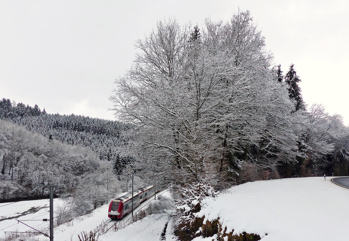 . Nicht Computermaus kompatibel - Die neue entdeckte Fotostelle an der Strae von Clervaux nach Maulusmhle eignet sich nur bedingt fr lngere Zge. Trotzdem habe ich mal versucht den RE 3712 Luxembourg - Troisvierges an dieser Stelle zu fotografieren. 02.02.2015 (Jeanny)