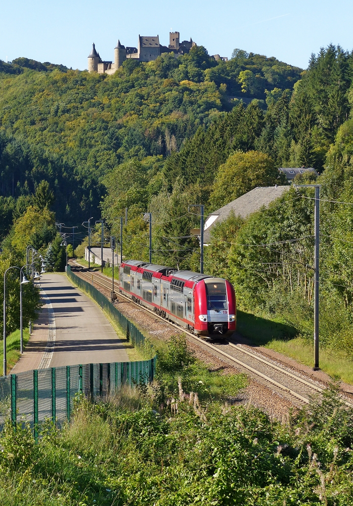 . Noch dominiert die Farbe grün die Landschaft, als die Computermaus Z 2219 als RE 3840 Troisvierges - Luxembourg am 28.09.2015 durch Michelau fährt. (Jeanny)