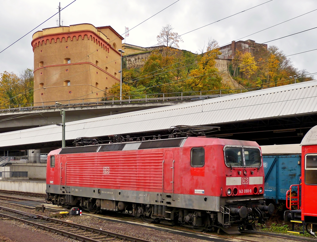 . Noch ein Auslaufmodell auf der Moselstrecke - Wenn ab dem neuen Fahrplan nur noch geKISSt und geFLIRTet wird auf der Moselstrecke, werden auch die 143er berflssig. Am 03.11.2014 konnte die 143 090-9 (01 80 6 143 090-9 D-DB) noch vor der Kulisse des Forts Grofrst Kontantin in Koblenz fotografiert werden. (Hans)