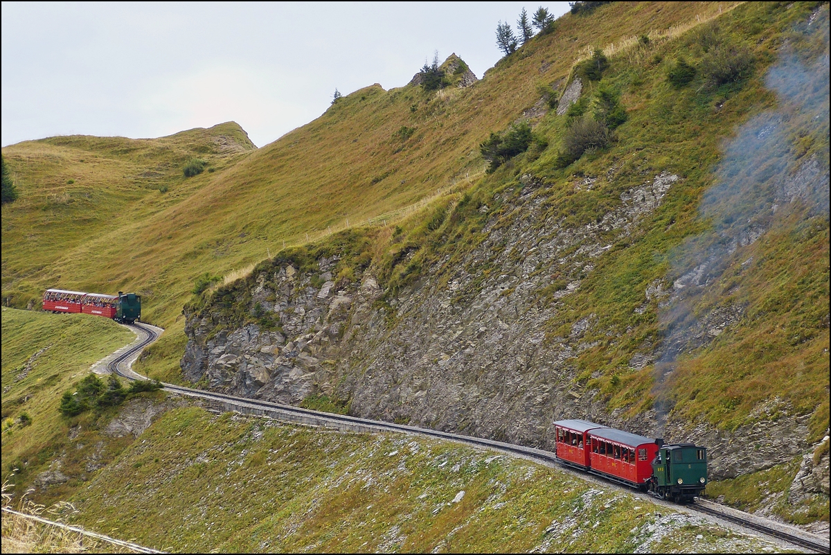 . l- und kohlebefeuert auf einem Bild vereint. Lok N 16 fhrt voran, whrend der 80-Jahre-Jubilumszug mit Lok N 6 sowie den Personenvorstellwagen B16 und B26 ihr praktisch auf den Fersen folgt. Die Aufnahme enstand an der Kreuzungsstelle Oberstafel am 29.09.2013. (Hans)