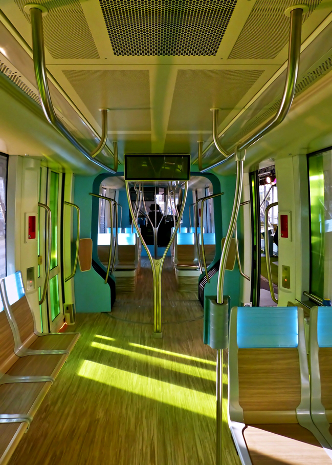 . Plastikklasse - Das Interieur des zuknftigen Straenbahnwagens der Stadt Luxemburg konnte im Dezember 2015 in Luxemburg-Kirchberg in Augenschein genommen werden. 14.12.2015 (Hans) In der Holzklasse fuhren unsere Groeltern und die waren darum nicht zu beneiden. Hier wird aus einer doch eher warm anmutenden Holzklasse sogar eine eiskalte Plastikklasse. Die blau beleuchteten Rckenlehnen erscheinen wie eine berflssige Spielerei, die nur darauf ausgerichtet ist, von den Mngeln des Fahrzeugs abzulenken.