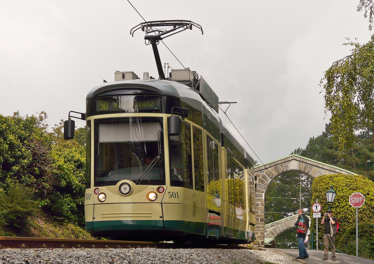 . Pstlingbergbahn - Der Bombardier Mountainrunner 501 hat am 14.09.2010 die Bergstation am Pstlingberg verlassen und begibt sich nun auf die auergewhnliche und idyllische Strecke zum Hauptplatz in Linz. Bei einer Streckenlnge von 4,14 km berwindet die Pstlingbergbahn einen Hhenunterschied von 255 Metern in 20 Minuten.

Bei dem Fahrzeug handelt es sich um einen vierachsiger Niederflur-Gelenktriebwagen vom Typ Bombardier Mountainrunner. Er wurde 2009 bei Bombardier in Wien gebaut. (Jeanny)