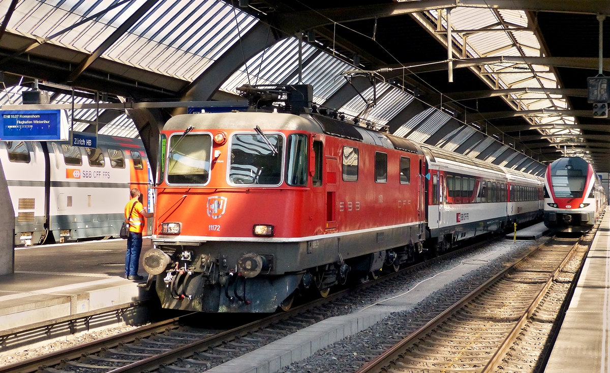 . Re 4/4 II 11172 mit einem IC nach Winterthur in Zric HB am 06.06.2015. (Hans)