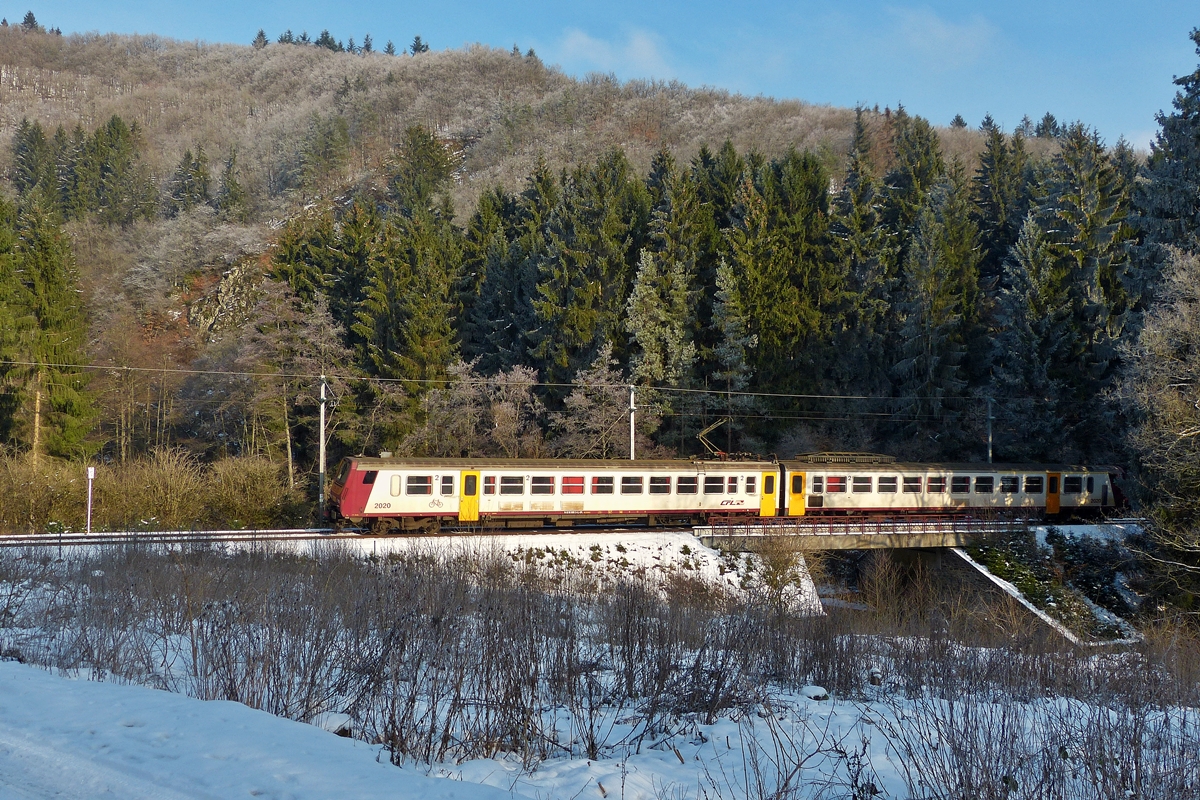 . Seitliche Aufnahme vom Z 2020 auf der Stichstrecke Kautenbach - Wiltz in der Nhe vom Merkholtz. 22.01.2016 (Hans)