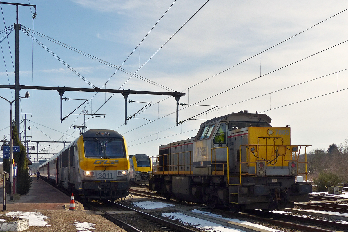 . Soviel war im Bahnhof von Gouvy schon lange nicht mehr los - Whrend die SNCB HLD 7865 auf die Ausfahrt wartet, erreicht die CFL 3011 mit dem IC 115 Luxembourg - Liers den Bahnhof von Gouvy. 09.03.2016 (Jeanny)