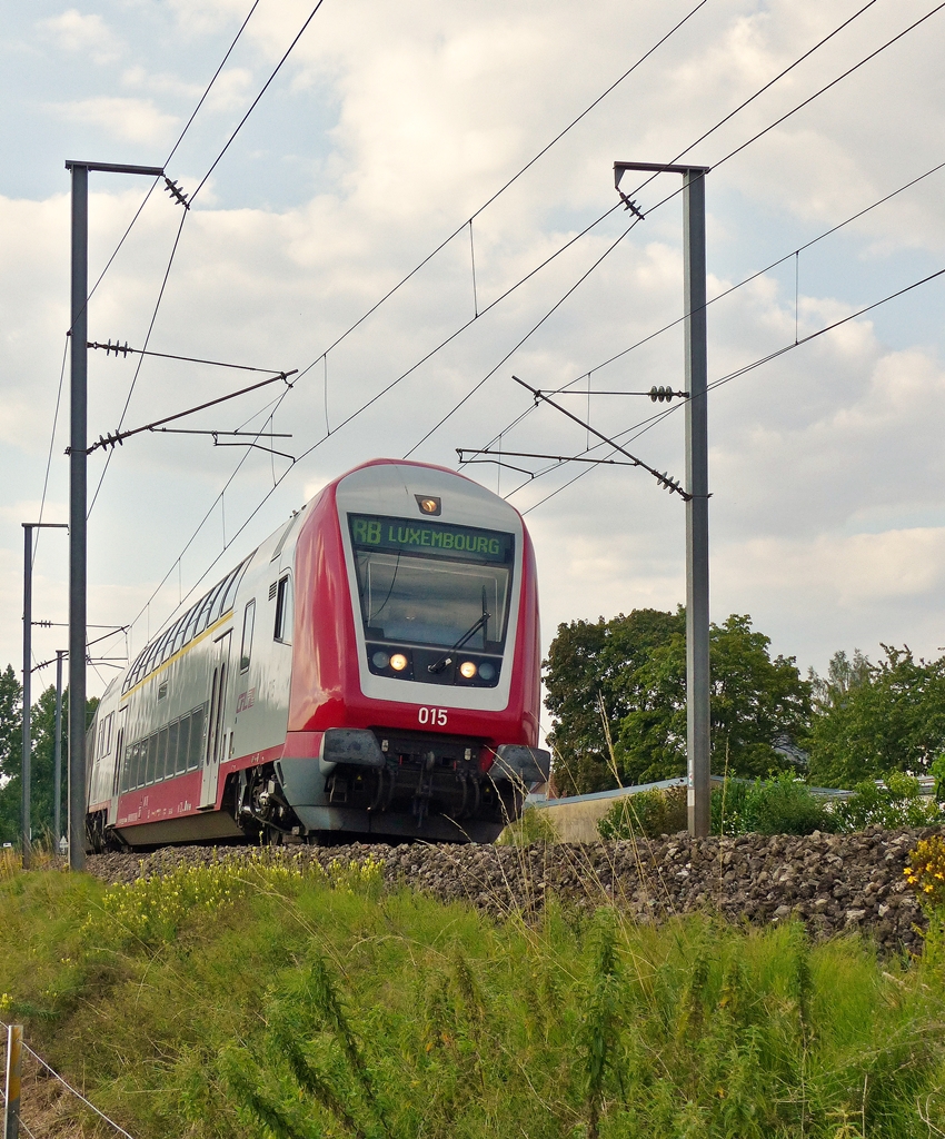 . Steuerwagen voraus fhrt die RB 3543 Diekirch - Luxembourg durch das Tal der Alzette in der Nhe von Rollingne/Mersch. 21.08.2015 (Jeanny)