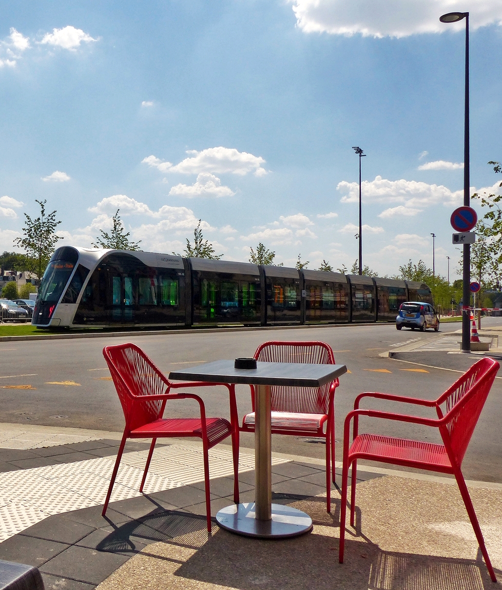 . Summerfeeling in Luxembourg-Ville - Was gibt es Schöneres als gemütlich auf einer Terrasse zu sitzen und die vorbeifahrenden Straßenbahnen zu fotografieren und sei es auch im Gegenlicht. ;-) Ein Luxtram Straßenbahnwagen fährt am 27.07.2018 auf dem neuen Teilstück zwischen den Haltestellen Theater und Faïencerie durch die Allée Scheffer in Luxembourg-Ville. (Jeanny)