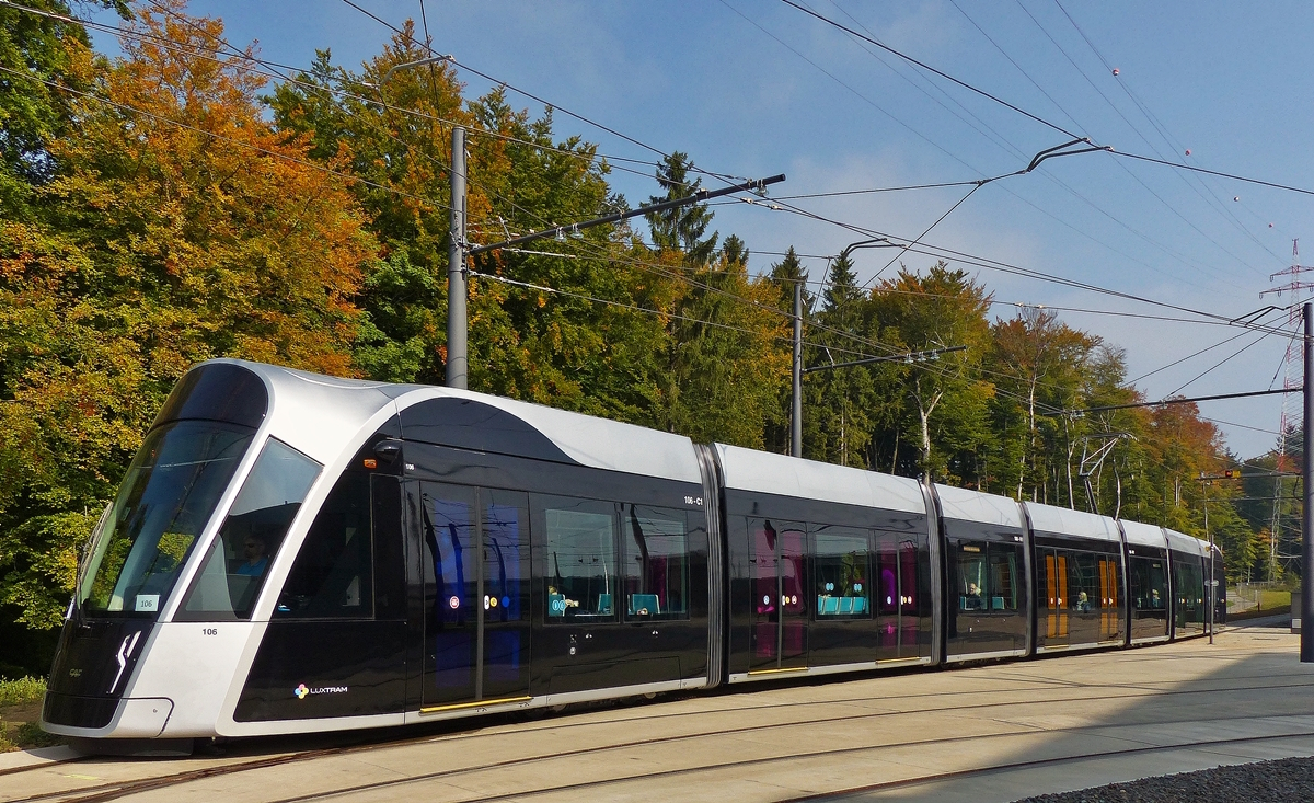 . Tram 106 auf einer der vielen Fahrten auf dem Betriebsgelndeder Lux Tram, am Tag der offenen Tr.  23.09.2017  (Jeanny)

Technische Daten.
Lnge 45 m;  
Breite 2,65 m;  
jede Seite besitzt 8 Doppeltren;  
Gesamtgewicht   64 t;  
3 Triebfahrgestelle;  Gewicht des Triebfahrgestells  5300 kg;  
1 Lauffahrgestell;  Gewicht des Lauffahrgestells 3100 KG;  
Die Tram kann bis zu 450 Fahrgste aufnehmen;  
Bidirektionale Tram mit 2 Fahrerkabinen. 
Ein Fahrzeug besteht aus 7 Modulen, welche in mehreren Etappen zusammengebaut werden;  
gebaut werden die Fahrzeuge in der CAF-Fabrik im spanischen Saragossa.

Die Trasse der Straenbahn wird in mehreren Etappen gebaut, davon wird der erste Teil ab dem 10.12.2017 mit 9 Fahrzeugen im Regelbetrieb bedient werden. 

Bis 2021 soll die Strecke der Straenbahn auf einer Lnge 16 Km befahrbar sein, davon sind 3,6 Km ohne Oberleitung vorgesehen, dort wird die Tram durch das ACR-Modul mit Schnellladesystem auf dem Dach mit dem ntigen Fahrstrom versorgt.  

Fr die Strecke von 16 Km sind insgesamt 32 Fahrzeuge vorgesehen.

Mehr dazu gibt es auf:  www.luxtram.lu/de
