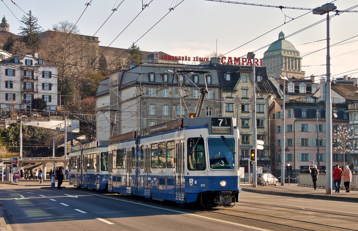 . Tram 2000 Be 4/6 N 2070 fhrt am 27.12.2009 ber die Walchebrcke in Richtung HB Zrich. Im Hintergrund ist die Strecke der Polybahn zu sehen. (Jeanny)