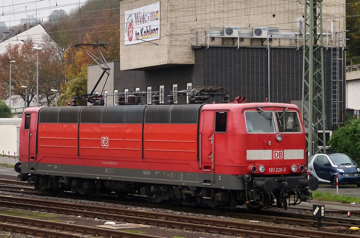 . Unser letztes Bild einer 181er in Koblenz - Aus dem schon wieder fahrenden IC gelang mir noch diese Aufnahme der 181 220-5. Nachdem sie den IC 231 Luxembourg - Norddeich Mole verlassen hatte, fuhr sie auf den Abstellplatz im Hauptbahnhof von Koblenz. 20.11.2014 (Hans)