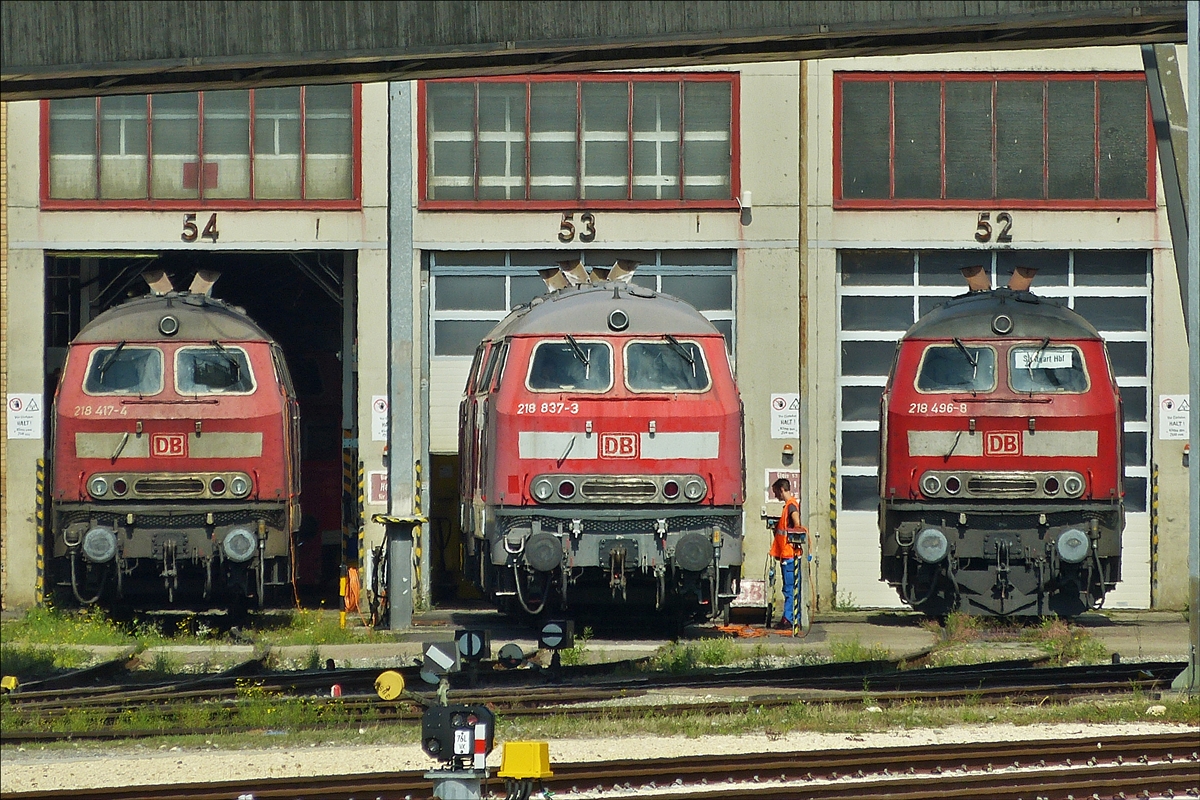 . Vom Bahnsteig im Bahnhof von Ulm gelang es mir diese 3 Loks vor den Werkstätten im Bild festzuhalten.  218 417 -4  /  218 837 – 3  /  218 496 – 9.  05.09.2017  (Hans)