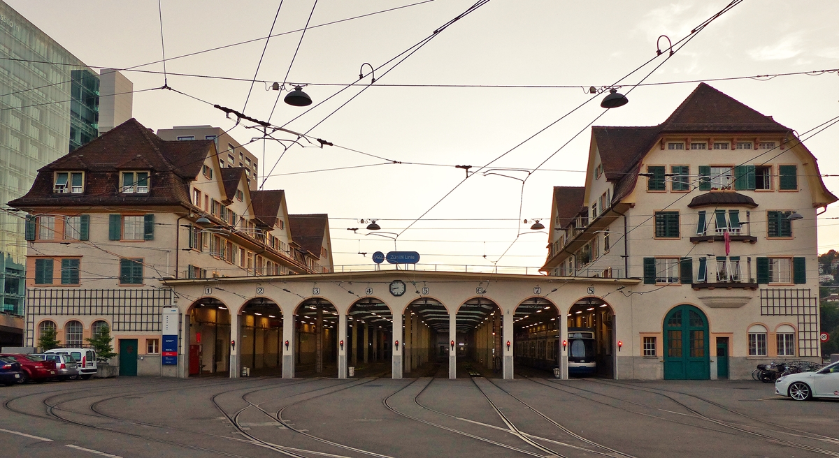 . Whrend die Sonne am 05.06.2015 untergeht, habe ich noch schnell ein Foto vom Tramdepot Hard am Escher Wyss Platz in Zrich gemacht. Bei diesem Depot handelt es sich um ein sogenanntes  Schlafdepot . (Jeanny)