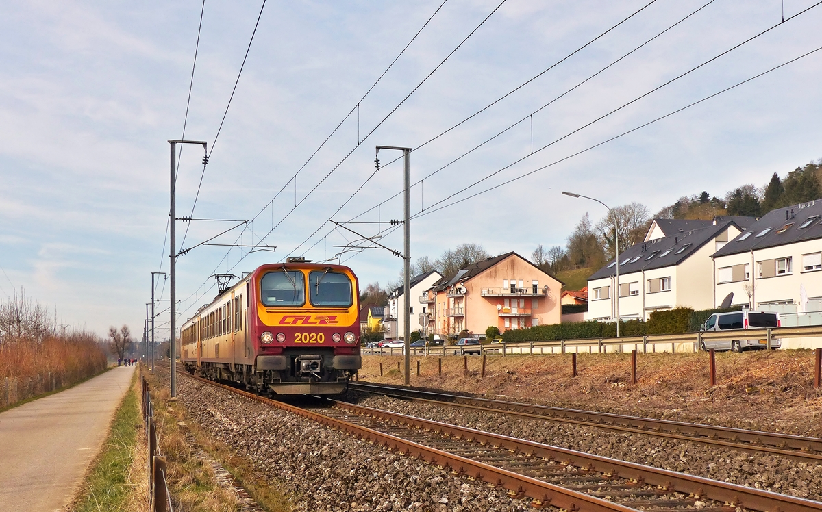 . Z 2020 fhrt als RB 3638 Diekirch - Luxembourg durch das sonnige Tal der Alzette in Rollingen/Mersch an der Fotografin vorbei. 08.03.2015 (Jeanny)