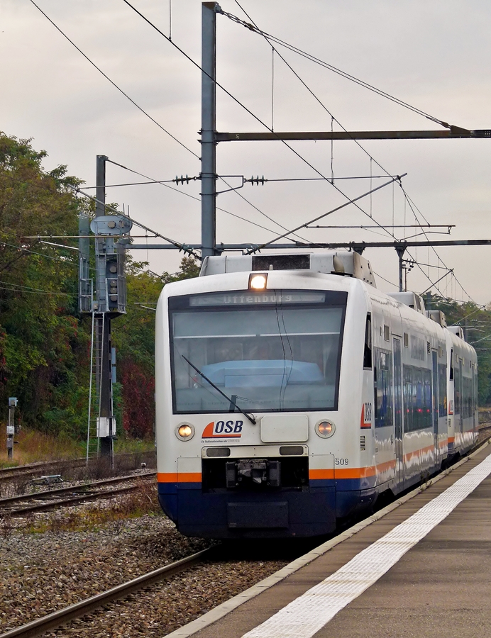 . Zwei gekuppelte OSB (Ortenau S-Bahn) Stadler Regio Shuttle der SWEG (Südwestdeutsche Verkehrs AG) durchfahren am 19.10.2011 den Haltepunkt Krimmeri-Meinau im Stadtteil Strasbourg Neudorf. 

Beide Fahrzeuge haben eine SCNF Zulassung und bedienen die Verbindung Strasbourg- Kehl-Offenburg.(Jeanny)