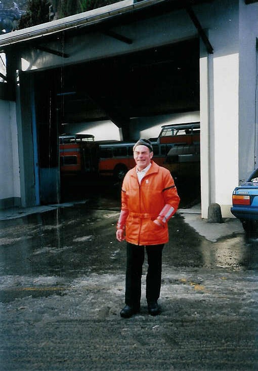 (002'526) - Aus dem Archiv: Whrend der Wintersaison regelte mein Vater einige Jahre den Verkehr bei der Einfahrt in den Autobahnhof. Vor allem, wenn bis zu acht Skibusse aus der Hahnenmoosregion in Adelboden eintrafen. Die Aufnahme stammt vom Januar 1988.