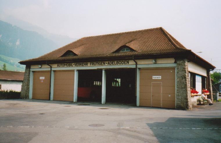 (006'317) - Garage der Automobil-Verkehr Frutigen-Adelboden am 24. Juli 1990 beim Bahnhof Frutigen