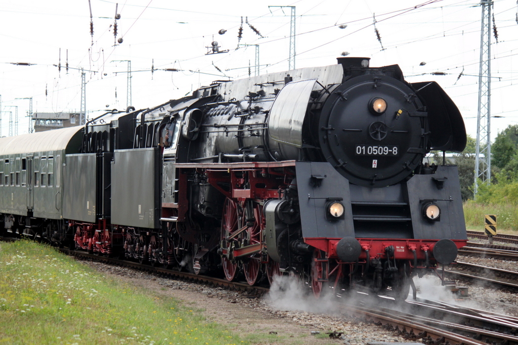 01 0509-8 beim Rangieren im Rostocker Hbf.08.08.2015