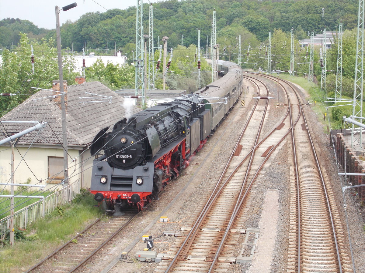 01 0509-8 neben den alten Kleinbahnhof in Bergen/Rügen am 21.Mai 2016.