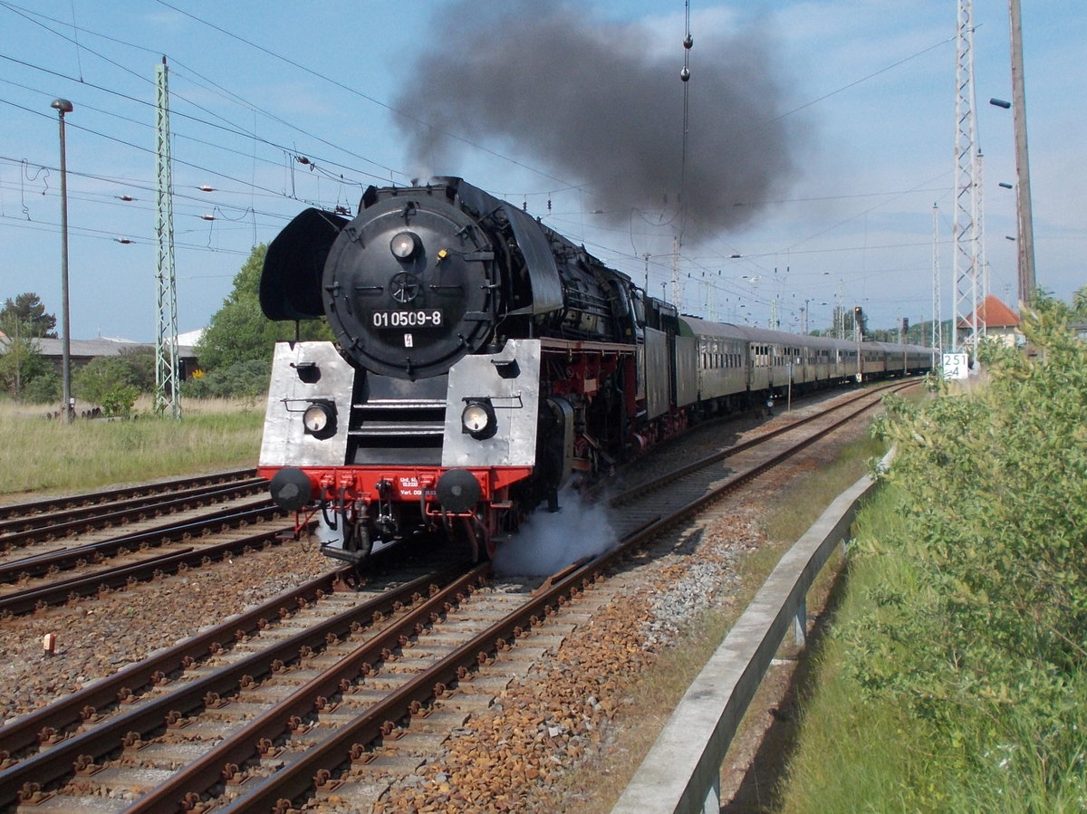 01 0509-8 zweigte,am 21.Mai 2016,von der Hauptstrecke in Bergen/Rügen auf die Putbuser Strecke.