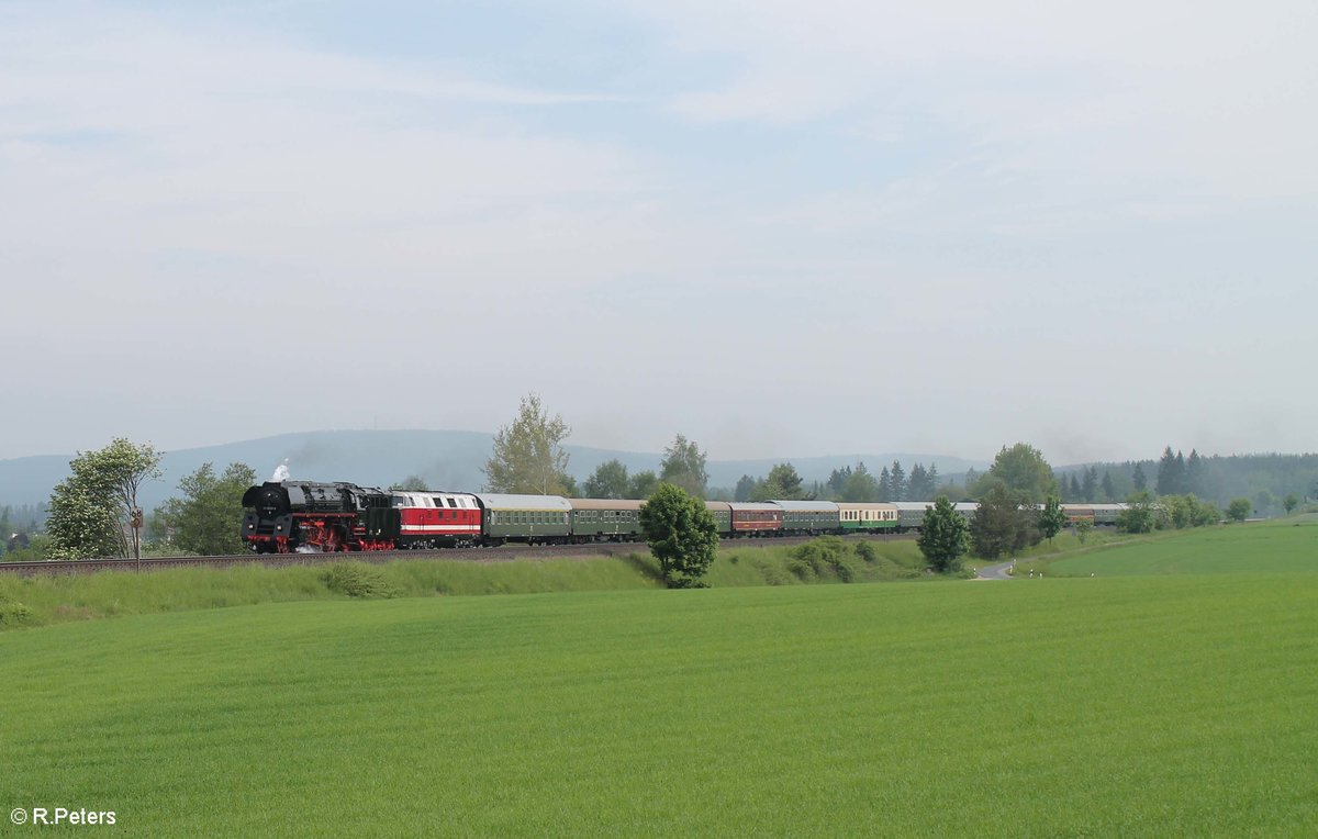 01 1509 und 118 770 mit einem Sonderzug von Dresden nach Nürnberg bei Marktleuthen. 28.05.16