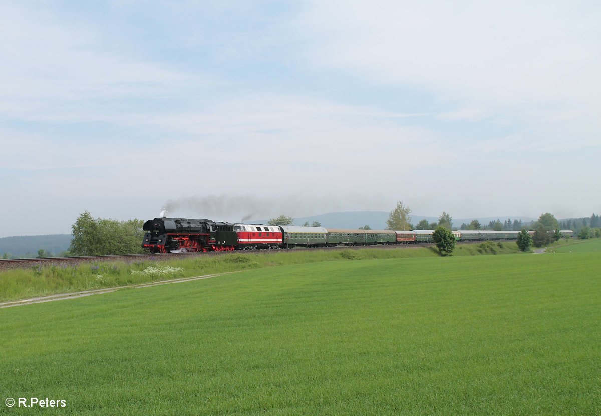 01 1509 und 118 770 mit einem Sonderzug von Dresden nach Nürnberg bei Marktleuthen. 28.05.16