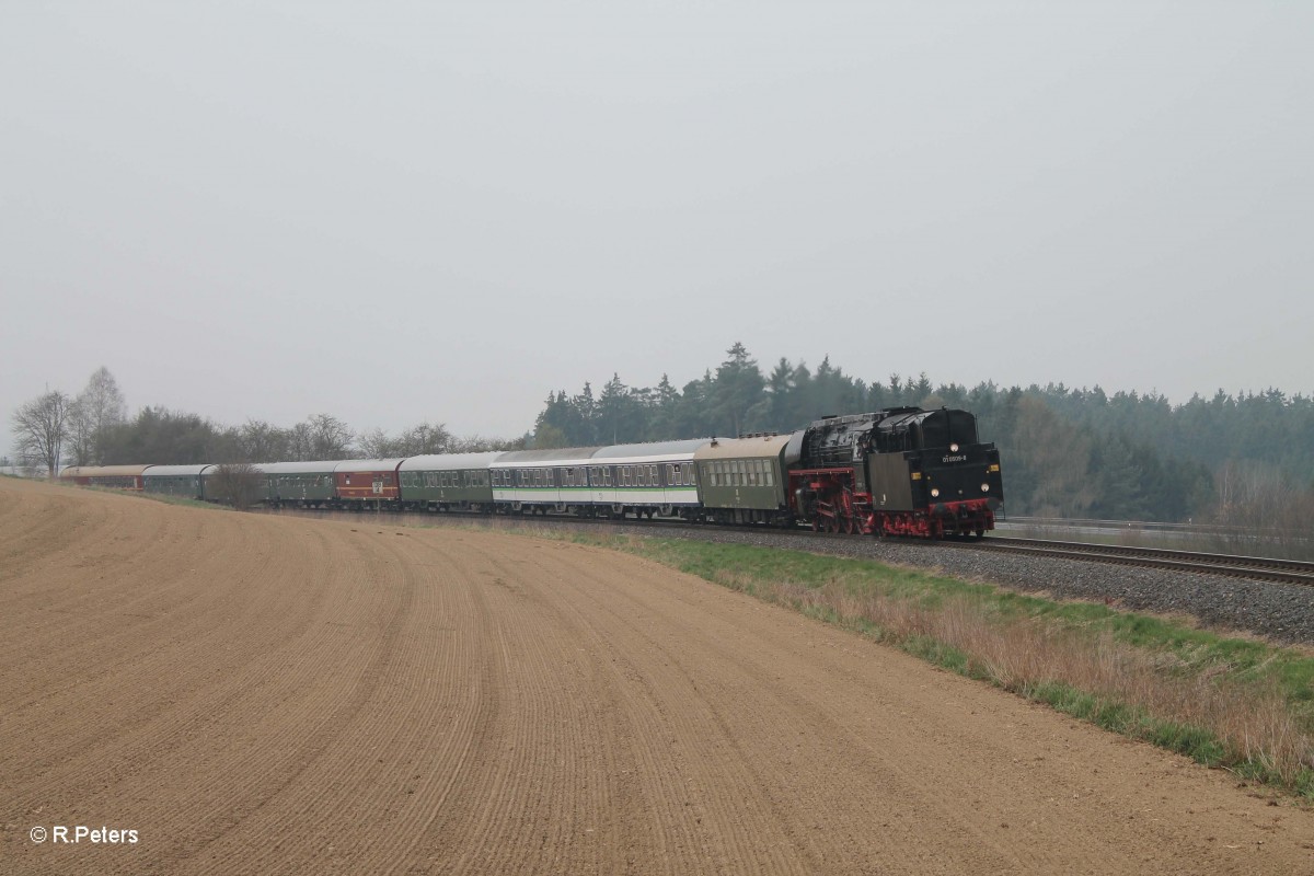 01 509 kommt Tender vorran mit dem Sonderzug der Press Erzgebirgs Rundfahrt in Richtung Cheb bei Brand.05.04.14