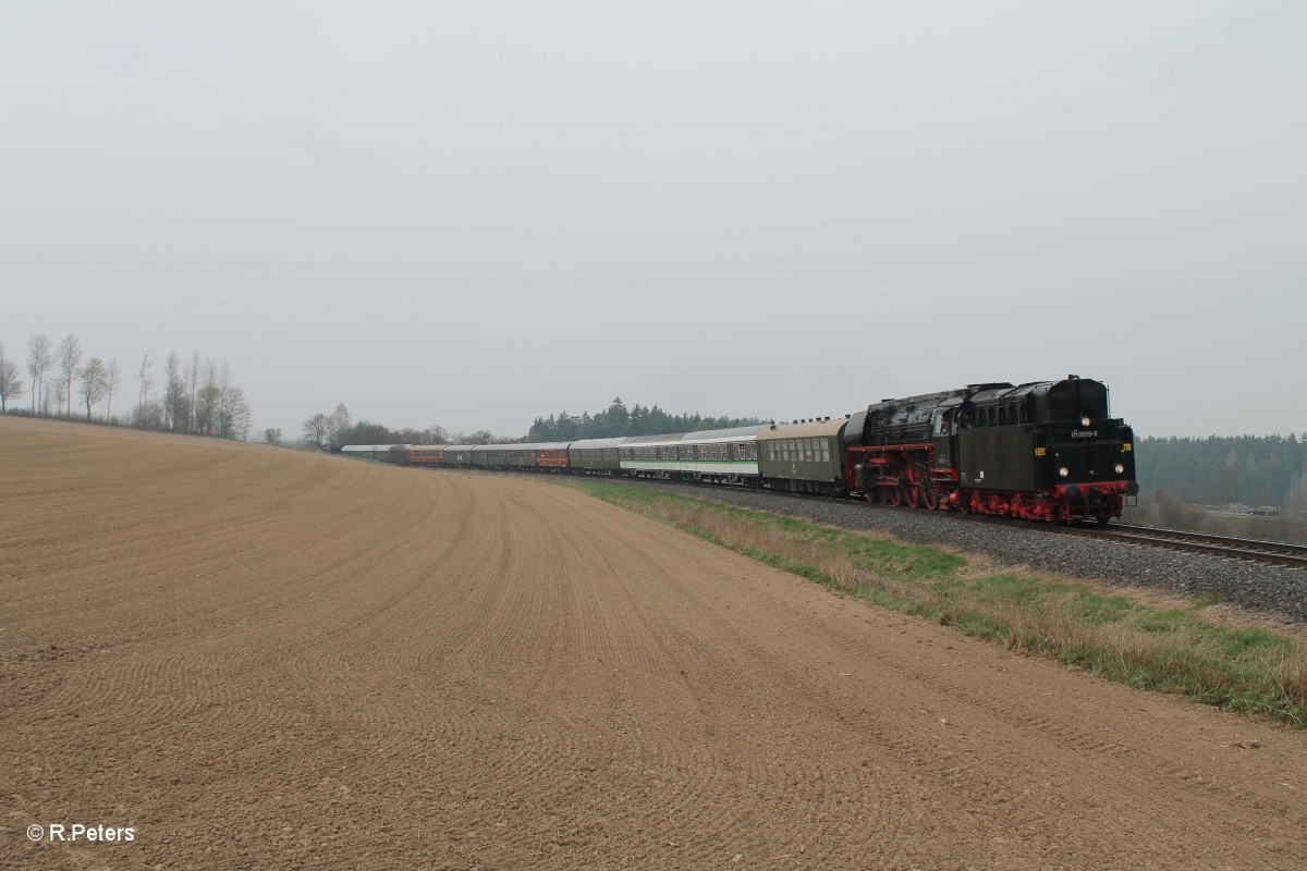 01 509 kommt Tender vorran mit dem Sonderzug der Press Erzgebirgs Rundfahrt in Richtung Cheb bei Brand.05.04.14