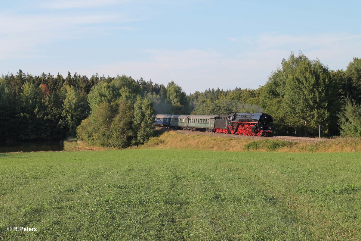 01 533 mit Sonderzug aus Cheb nach Linz bei Oberteich. 07.09.13