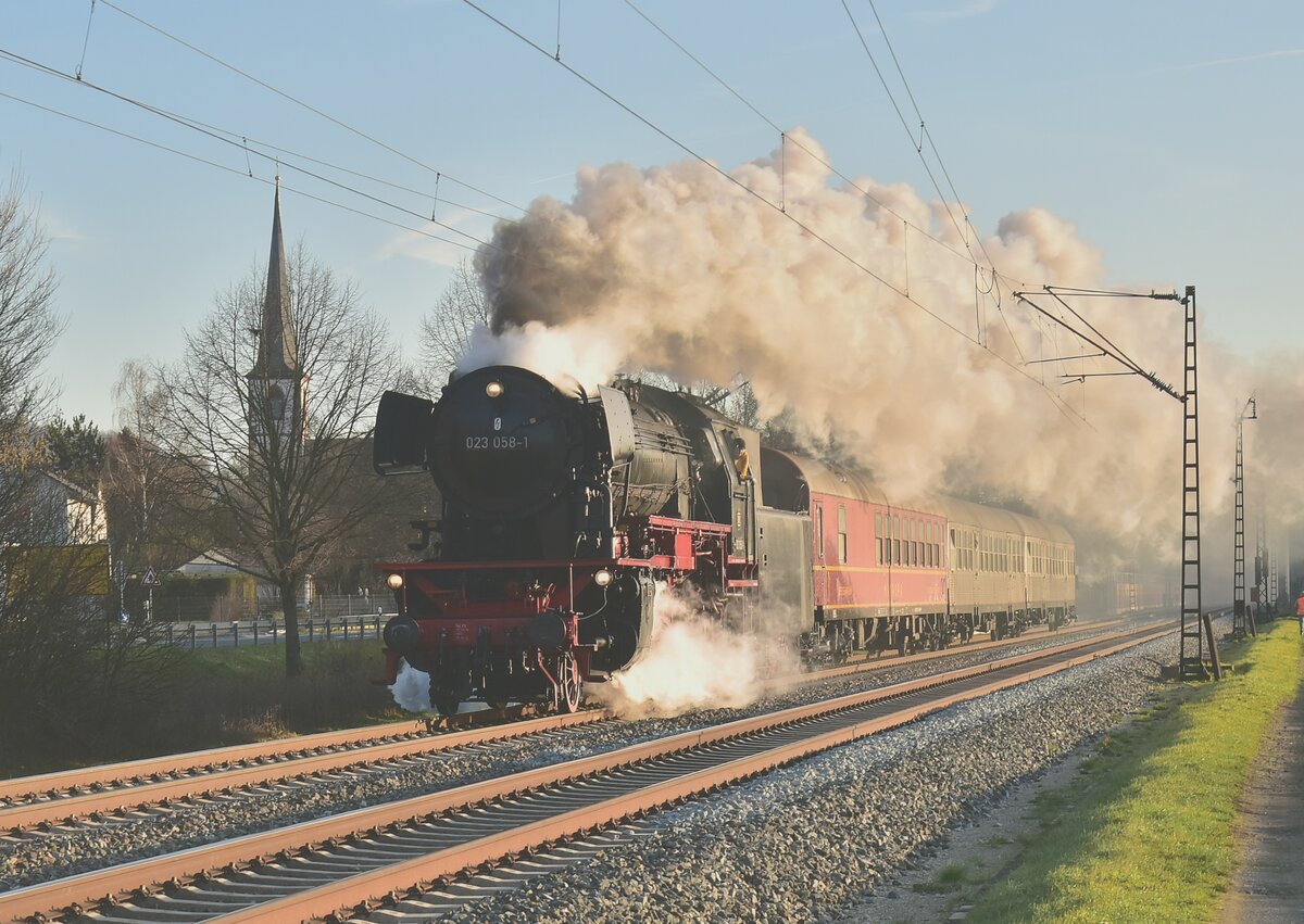 023 058-1 mit einem SDZ aus Würzburg Hbf kommend über Gemünden und Hammelburg nach Bad Kissingen.  Thüngersheim den .11.2024