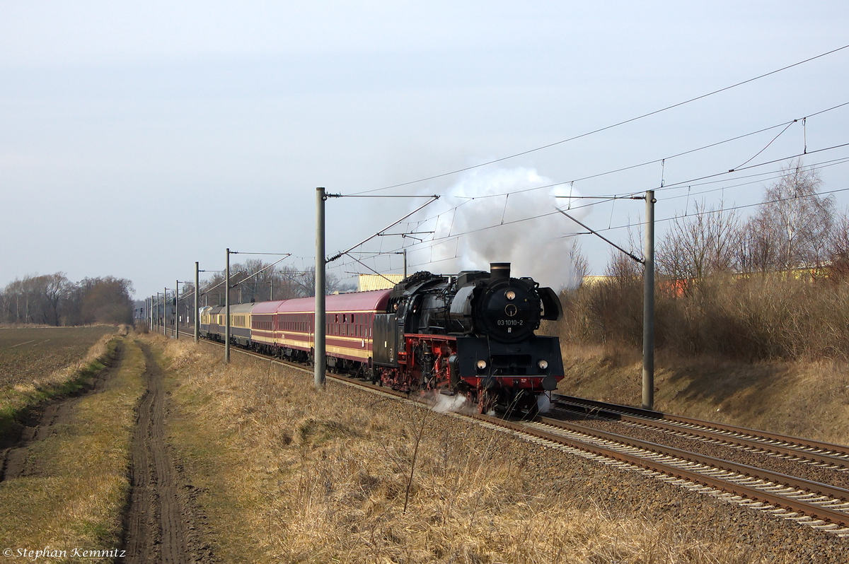 03 1010-2 mit dem Sonderzug  Nostalgische Rheingold-Dampf-Schnellzugfahrt nach Berlin  von Münster(Westf)Hbf bis ins Technikmuseum Berlin, bei der Durchfahrt in Brandenburg(Havel). Am Zugende hing die PCW 7 (223 081-1). 07.03.2015