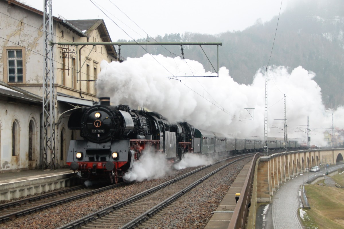 03 1010, 35 1097 und als Schublok 118 770 im Bahnhof Königstein (Sachs.Schw.).