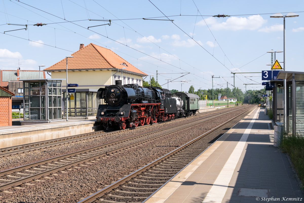 03 1010 auf einer Überführungfahrt von Halle(Saale) nach Lüneburg, bei der Durchfahrt in Bienenbüttel. 12.06.2015