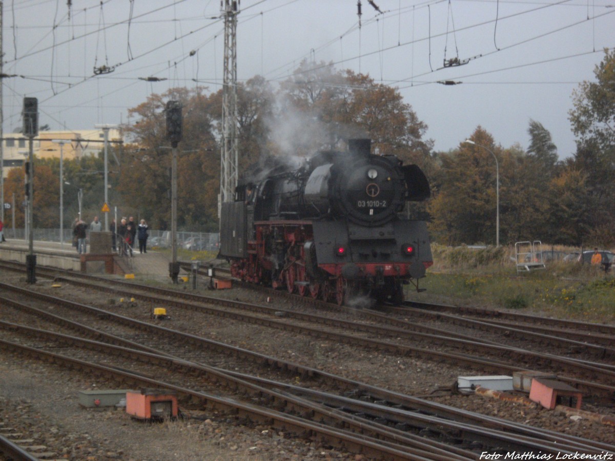 03 1010 im Bahnhof Stralsund Hbf am 12.10.13