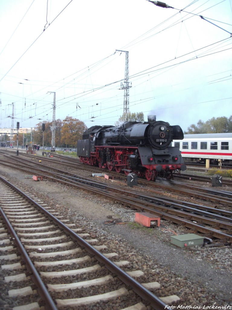 03 1010 bei der Einfahrt in den Stralsunder Hbf am 12.10.13