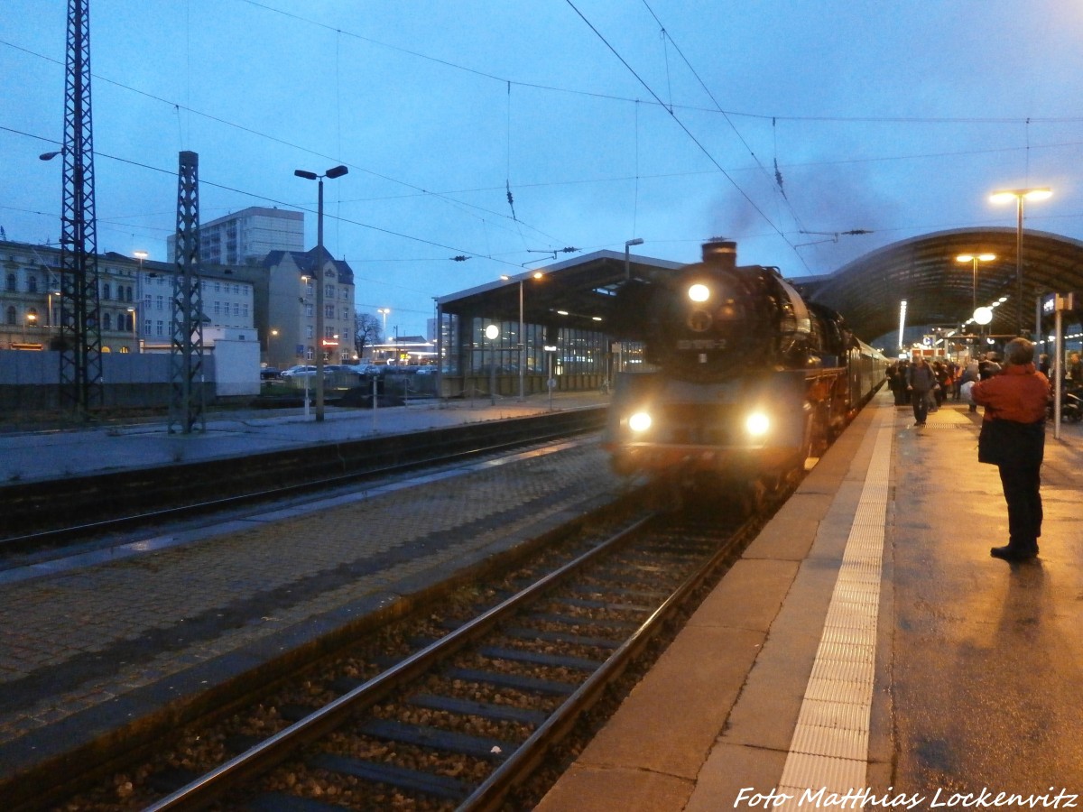 03 1010 mit dem DPE Sonderzug mit ziel Oberhof (Thr) im Hallenser Hbf am 10.1.15