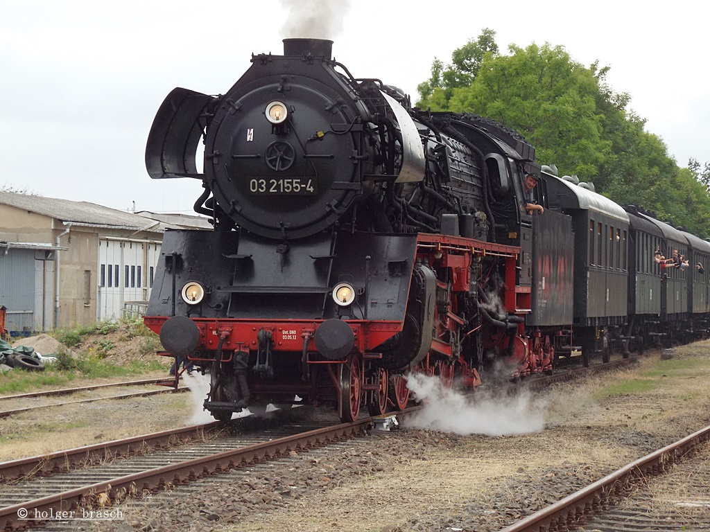 03 2155-4 bei der abfahrt vom bhf zarrentin am 17.08.13