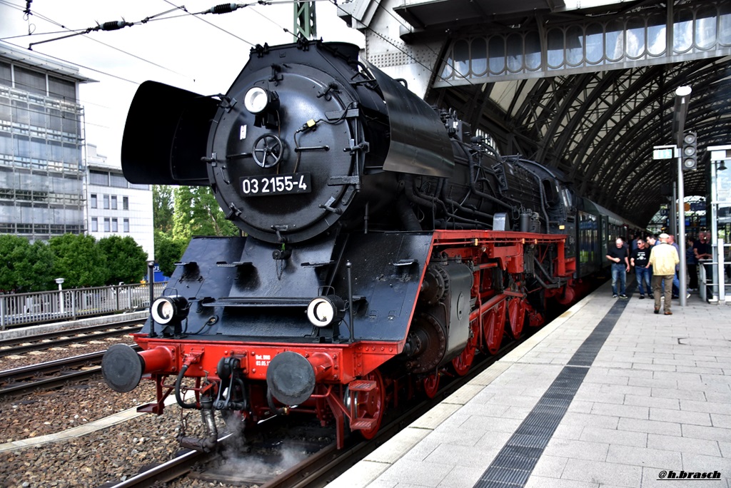 03 2155-4 stand mit einen sonderzug im hbf von dresden,10.06.17