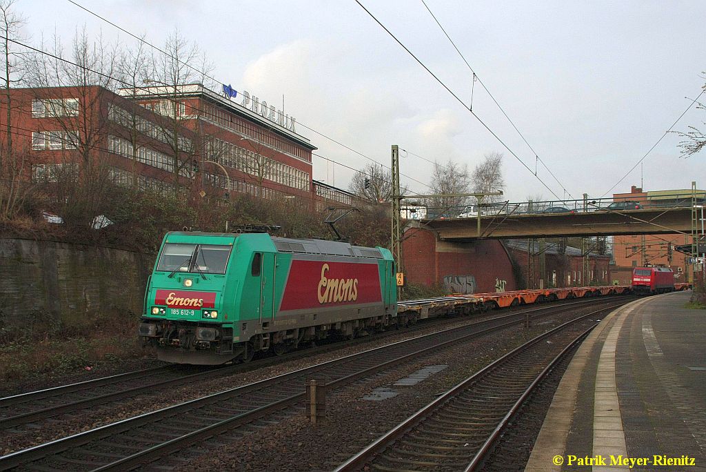 03/02/2015:
Emons 185 612 mit Containerzug in Hamburg-Harburg auf dem Weg nach Süden