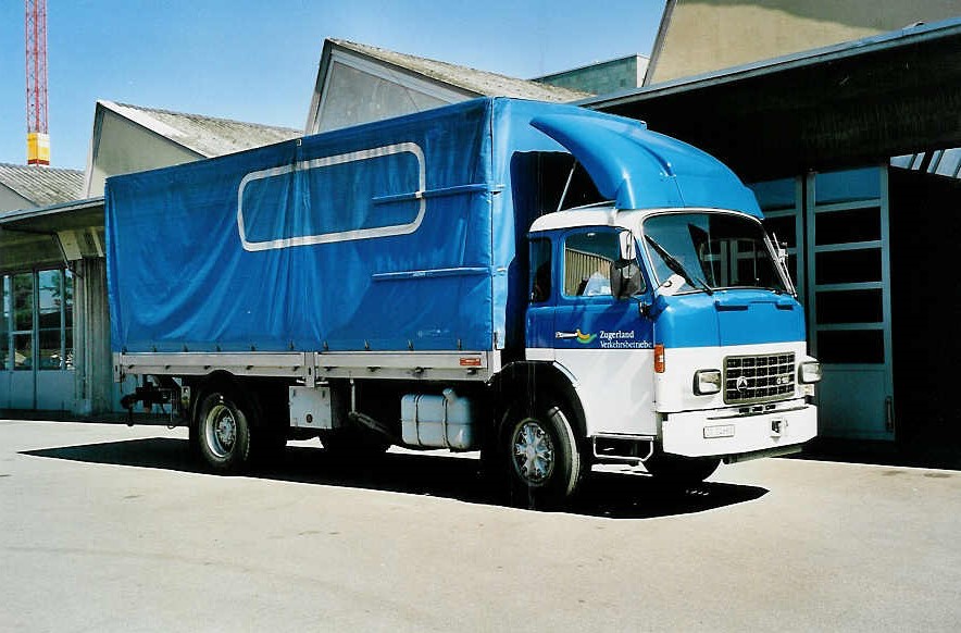 (040'107) - Aus dem Archiv: ZVB Zug - Nr. 161/ZG 24'660 - Saurer am 8. April 2000 in Zug, Garage