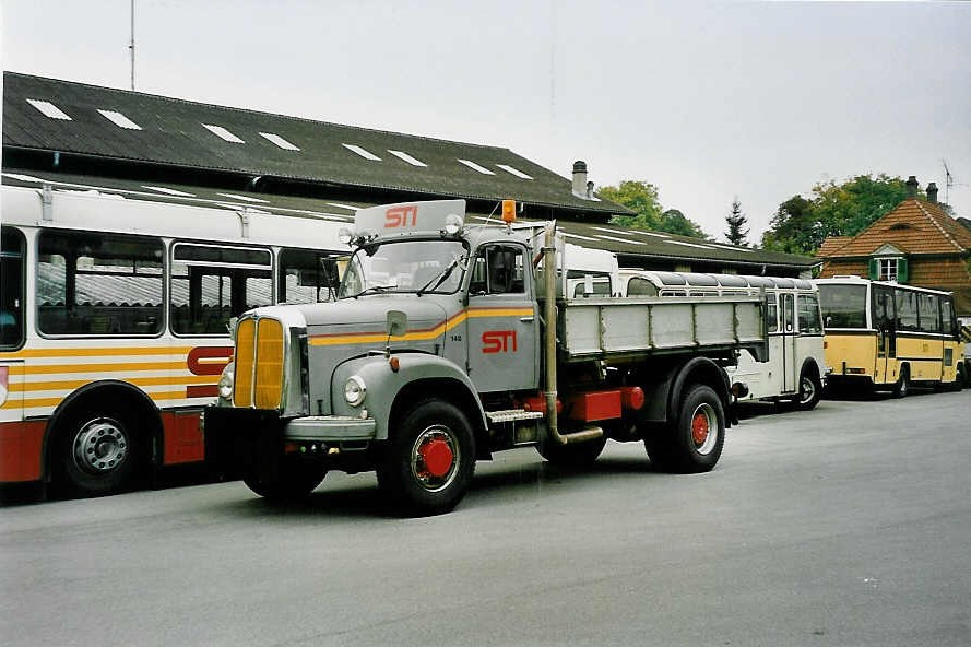 (043'413) - Aus dem Archiv: STI Thun - Nr. 148 - Saurer (ex ATGH Heiligenschwendi Nr. 6) am 5. Oktober 2000 in Thun, Garage