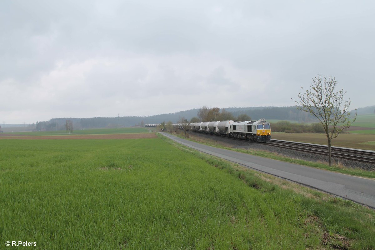 077 012-6 zieht den leeren Zementzug bei Marktleuthen nach Berlin. 20.04.17