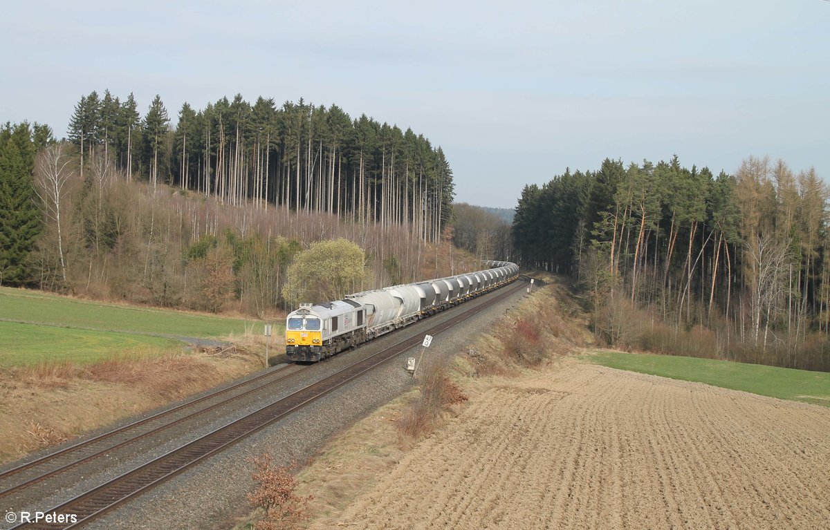 077 012-8 zieht bei Reutlas den Rüdersdorf - Regensburg Zementzug . 30.03.17