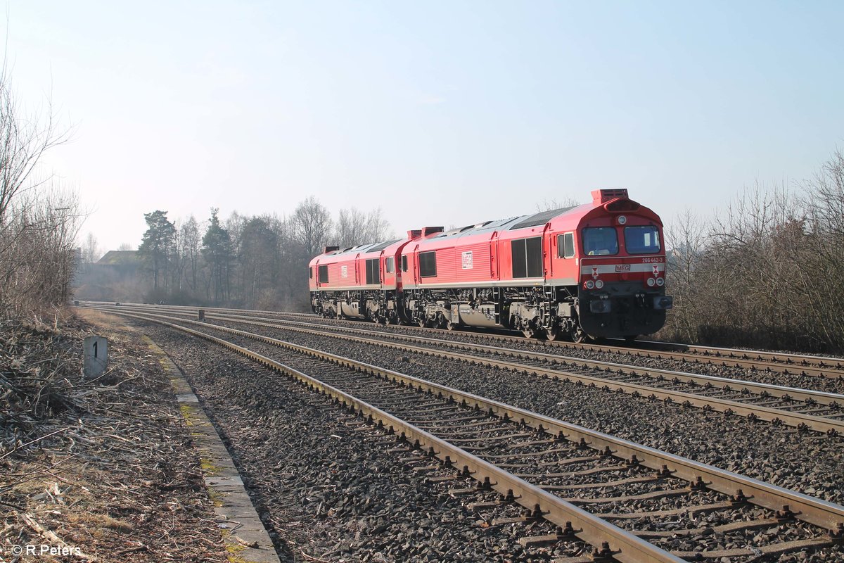 077 023 und 266 442 rollen Lz bei Schönfeld in Richtung Regensburg. 09.02.20